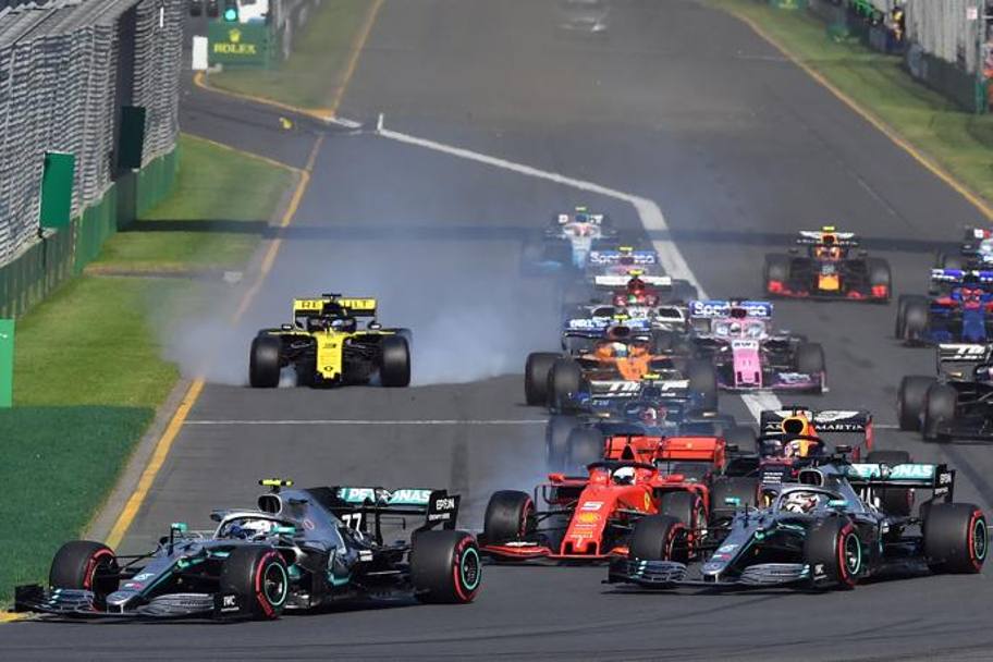 Attimi di tensione nelle prime fasi del GP, nelle retrovie Ricciardo ha un incidente ed è costretto a fermarsi. Afp